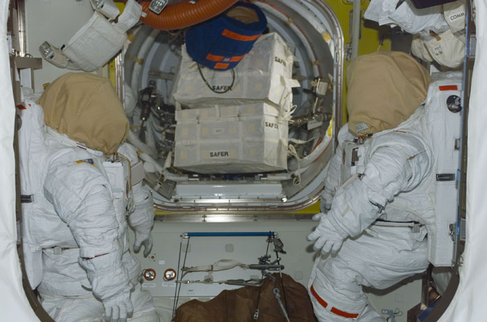 STS110-E-05392