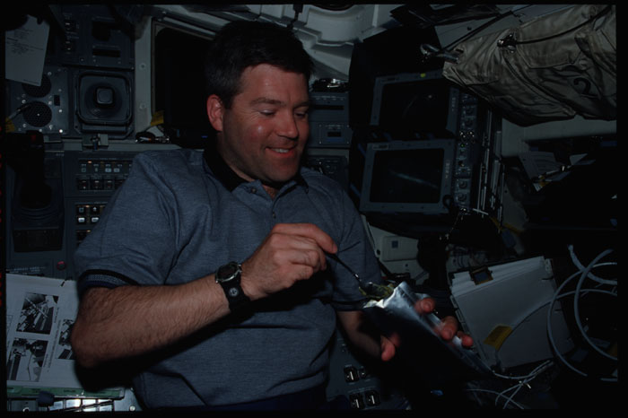 STS110-315-001.jpg