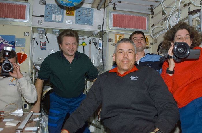 STS110-E-05124