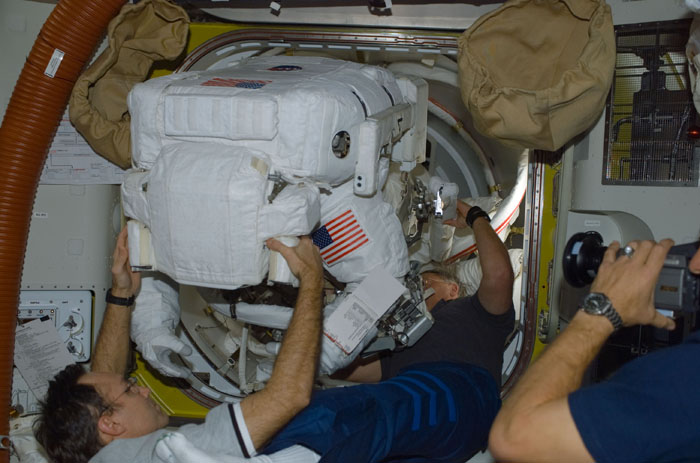 STS110-E-05356