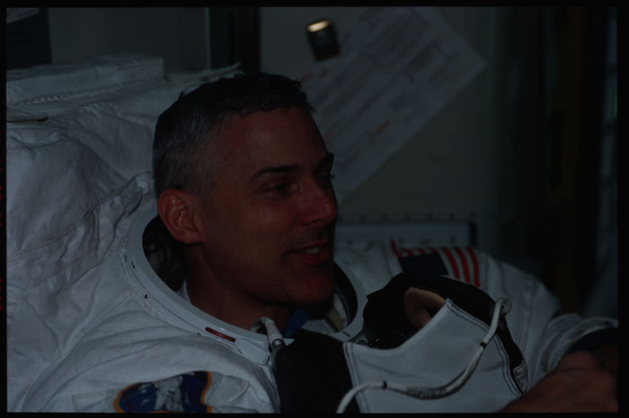STS110-326-011.jpg