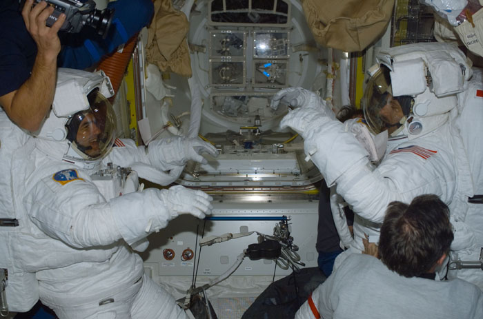 STS110-E-05364