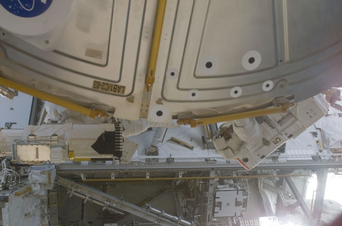 STS110-E-05594
