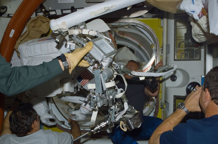 STS110-E-05357