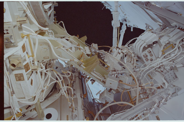 STS110-334-018.jpg