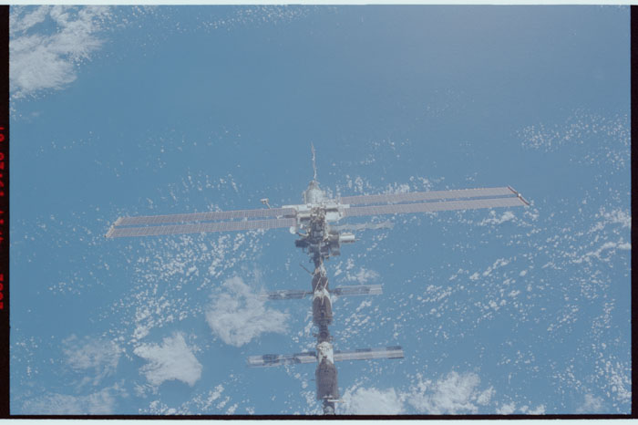 STS110-338-008