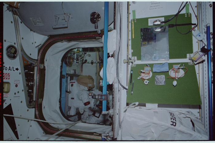 STS110-328-010