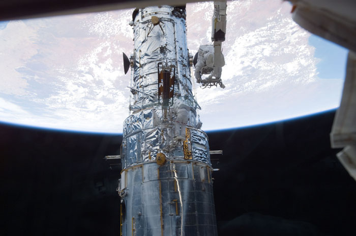 STS109-E-5610.jpg